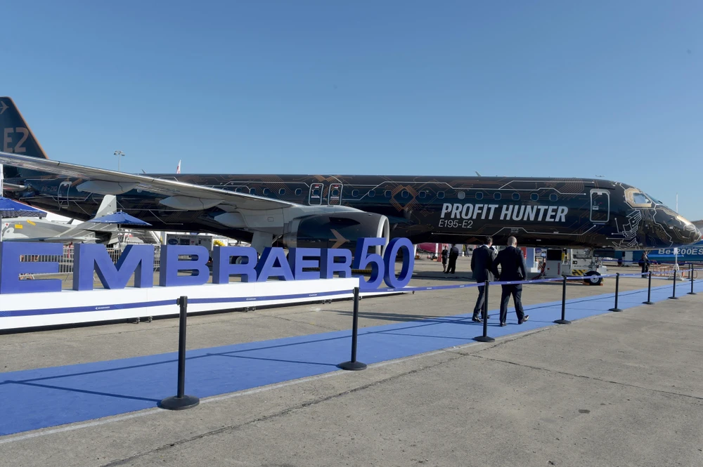 Biểu tượng Embraer tại Triển lãm hàng không Paris, Pháp, ngày 17/6/2019. (Ảnh: AFP/TTXVN)