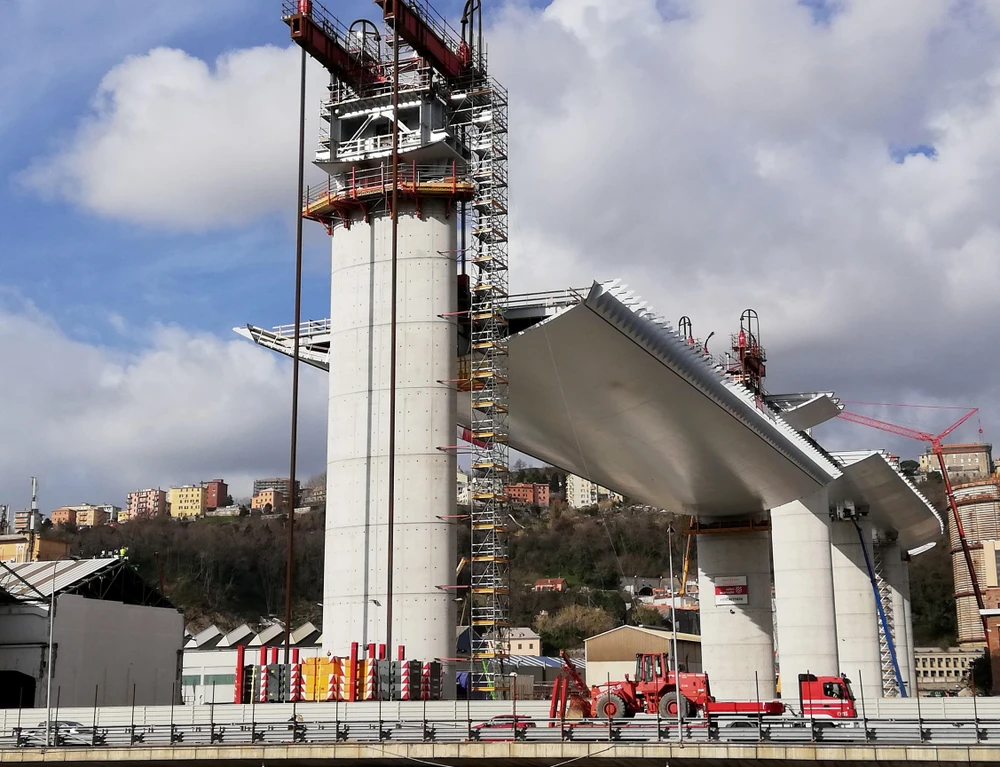 Cây cầu mới Genova được xây dựng thay thế cây cầu cũ Morandi bị sập tại thành phố Genoa, Italy, ngày 13/2/2020. (Ảnh: AFP/TTXVN)