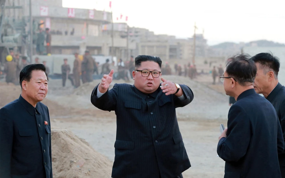 Nhà lãnh đạo Triều Tiên Kim Jong-un (giữa) thị sát công trình xây dựng khu du lịch nghỉ dưỡng Wonsan-Kalma ở bờ biển phía Đông thành phố Wonsan ngày 1/11/2018. (Ảnh: AFP/TTXVN)
