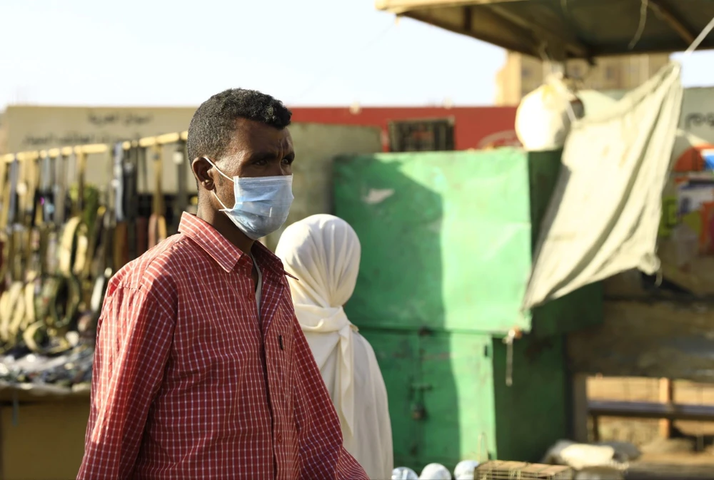 Người dân đeo khẩu trang phòng lây nhiễm COVID-19 tại Khartoum, Sudan ngày 14/3/2020. (Ảnh: THX/TTXVN)