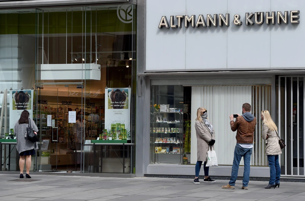 Các cửa hàng tại Vienna, Áo, mở cửa trở lại ngày 14/4/2020. (Ảnh: THX/TTXVN)