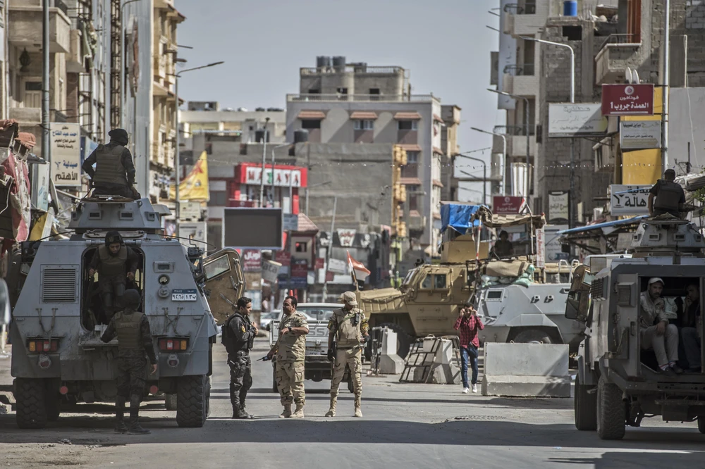 Cảnh sát Ai Cập tuần tra tại một tuyến phố ở thành phố Arish, tỉnh Bắc Sinai. (Ảnh: AFP/TTXVN)