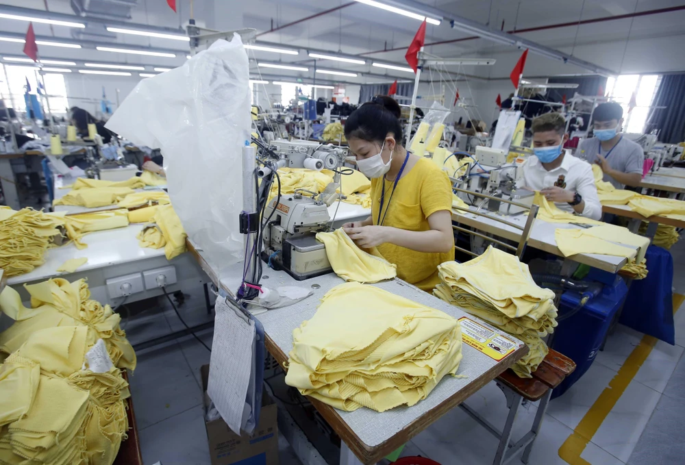 Sản xuất sản phẩm may mặc xuất khẩu tại Việt Nam. (Ảnh: Phạm Kiên/TTXVN)
