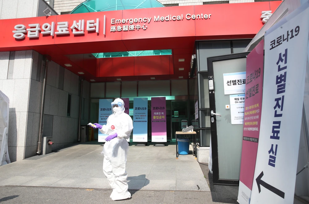 Nhân viên y tế làm việc tại điểm xét nghiệm COVID-19 dã chiến ở Trung tâm y tế quốc gia Seoul, Hàn Quốc ngày 29/4/2020. (Ảnh: Yonhap/TTXVN)