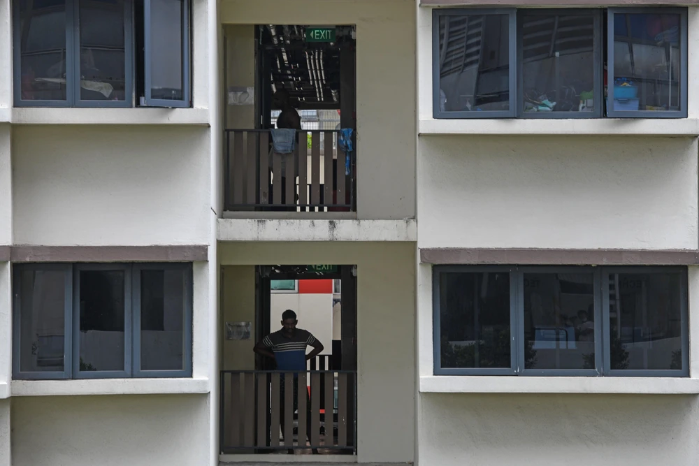 Một khu nhà ở của người lao động nước ngoài tại Singapore ngày 27/4/2020. (Ảnh: AFP/TTXVN)