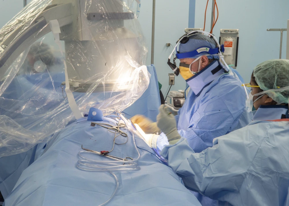 Nhân viên y tế điều trị cho bệnh nhân nhiễm COVID-19 trên tàu bệnh viện USNS Mercy ở ngoài khơi Los Angeles (Mỹ) ngày 29/4/2020. (Ảnh: AFP/TTXVN)
