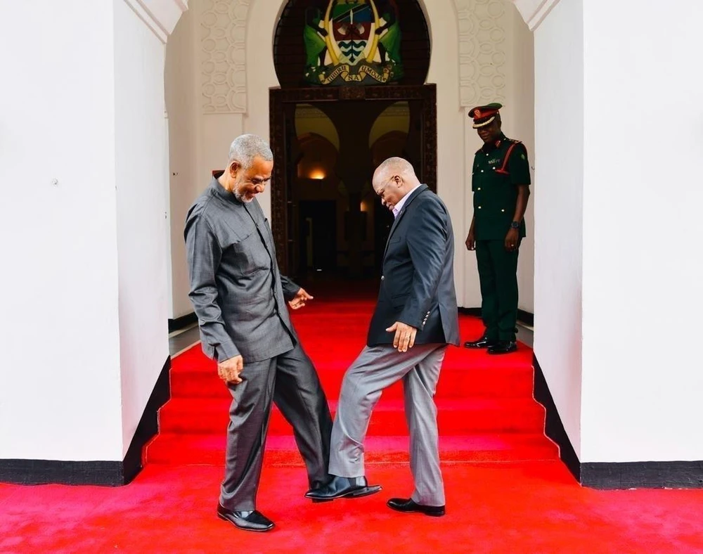 Tổng thống Tanzania John Magufuli và Tổng thư ký Đảng Mặt trận nhân dân đoàn kết Tanzania Seif Sharif Hamad thay nghi thức bắt tay bằng chạm chân nhằm tránh lây nhiễm bệnh viêm đường hô hấp cấp COVID-19. (Ảnh: Phi Hùng/TTXVN)