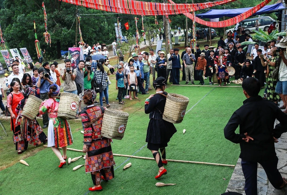 Đồng bào người Mông tái hiện các trò chơi truyền thống tại Làng văn hóa-Du lịch các dân tộc Việt Nam. (Ảnh: Trọng Đạt/TTXVN)