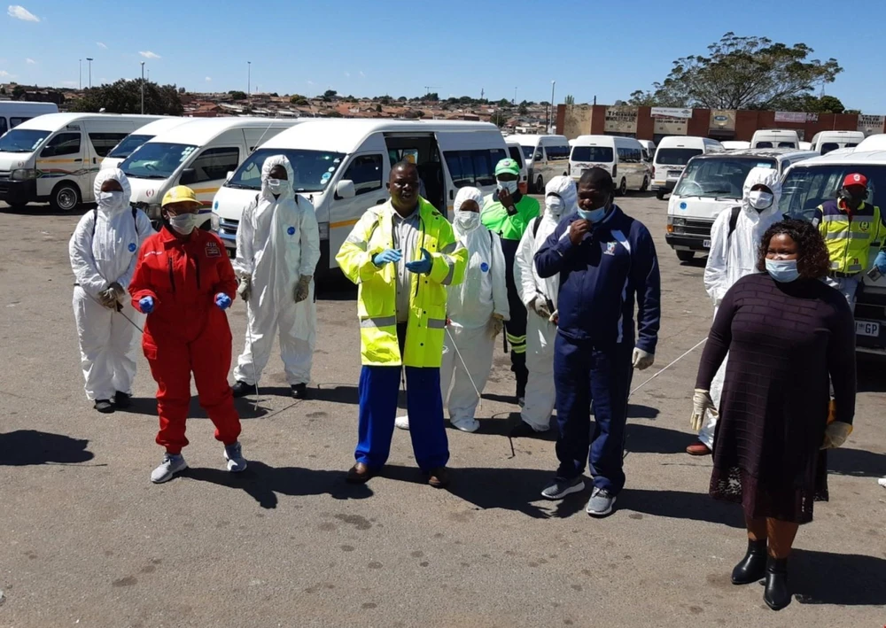Lực lượng y tế Nam Phi chuẩn bị tiến hành xét nghiệm COVID-19 tại một khu dân cư tại ngoại ô thành phố Johannesburg. (Ảnh: Phi Hùng/TTXVN)