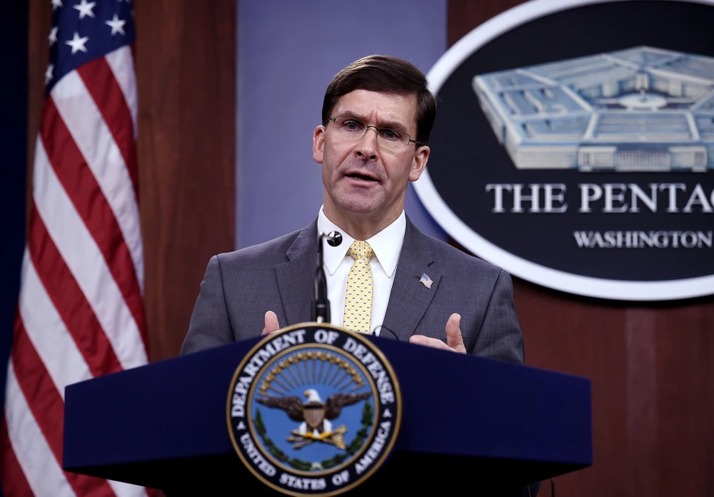 Bộ trưởng Quốc phòng Mỹ Mark Esper tại cuộc họp báo ở Lầu Năm Góc. (Ảnh: AFP/TTXVN)