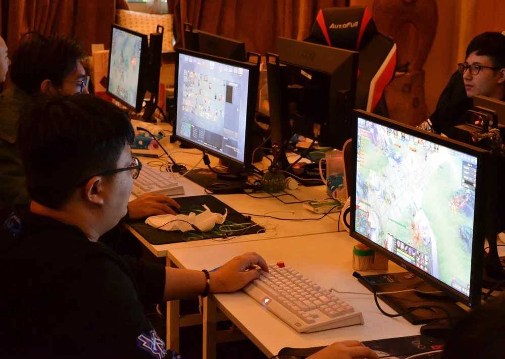 Người dân chơi trò chơi điện tử tại Thượng Hải, Trung Quốc. (Ảnh: AFP/TTXVN)