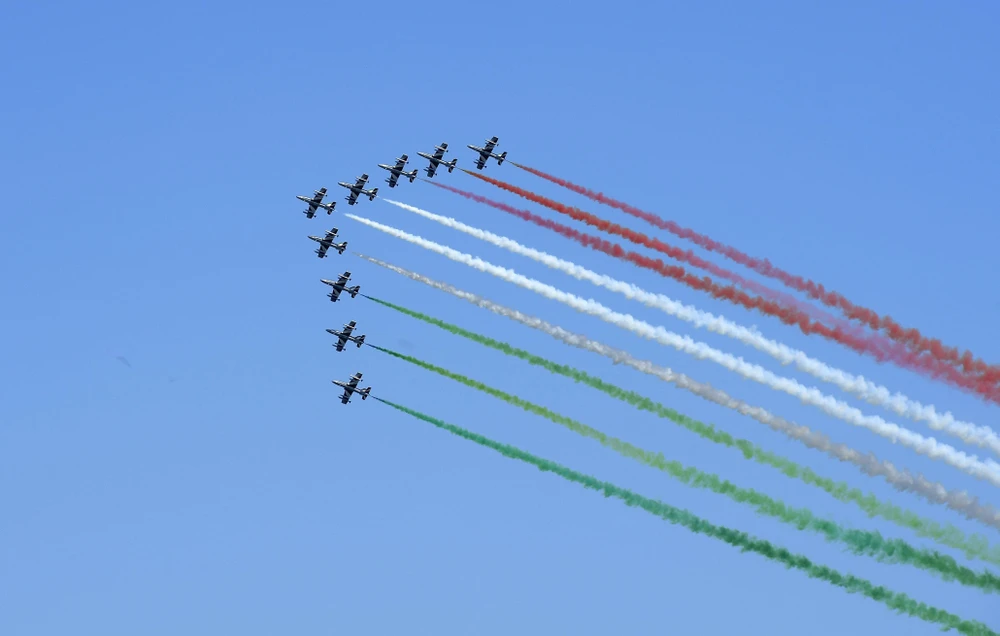 Các máy bay của đội bay Frecce Tricolori thuộc Không quân Italy thực hiện màn nhào lộn nhân kỷ niệm 75 năm Ngày giải phóng đất nước khỏi chế độ phát xít, tại Rome ngày 25/4/2020. (Ảnh: THX/TTXVN)