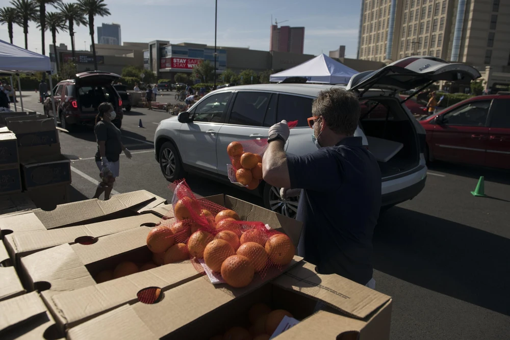 Những người thất nghiệp tới nhận thực phẩm cứu trợ bên ngoài sòng bài Palace Station ở Las Vegas, Nevada, Mỹ ngày 7/5/2020. (Ảnh: AFP/TTXVN)