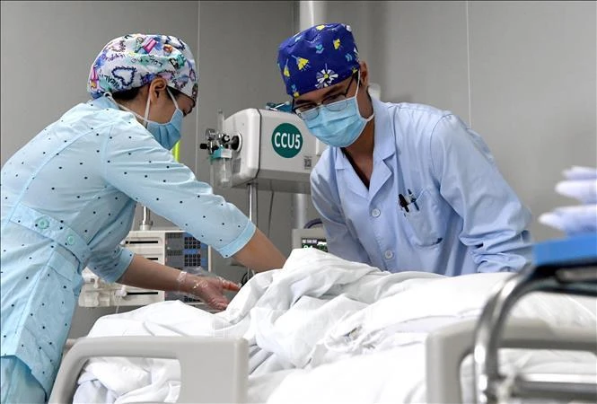  Nhân viên y tế chăm sóc bệnh nhân mắc COVID-19 tại một bệnh viện ở Hà Nam, Trung Quốc ngày 26/4/2020. (Ảnh: THX/TTXVN)