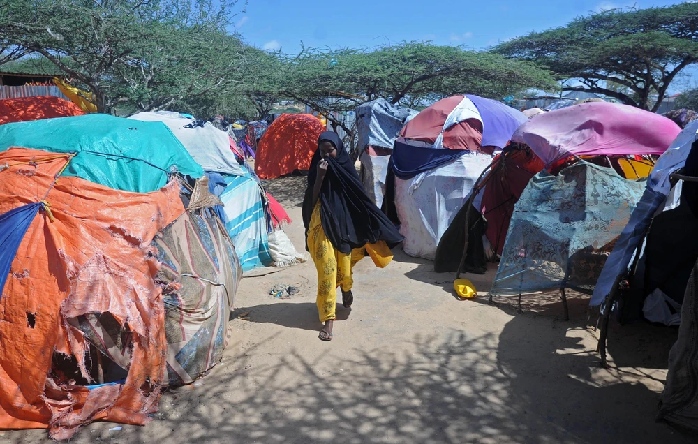 Khu trại tạm dành cho những người phải rời bỏ nhà cửa lánh nạn do hạn hán kéo dài tại ngoại ô Mogadishu, Somalia. (Ảnh: AFP/TTXVN)