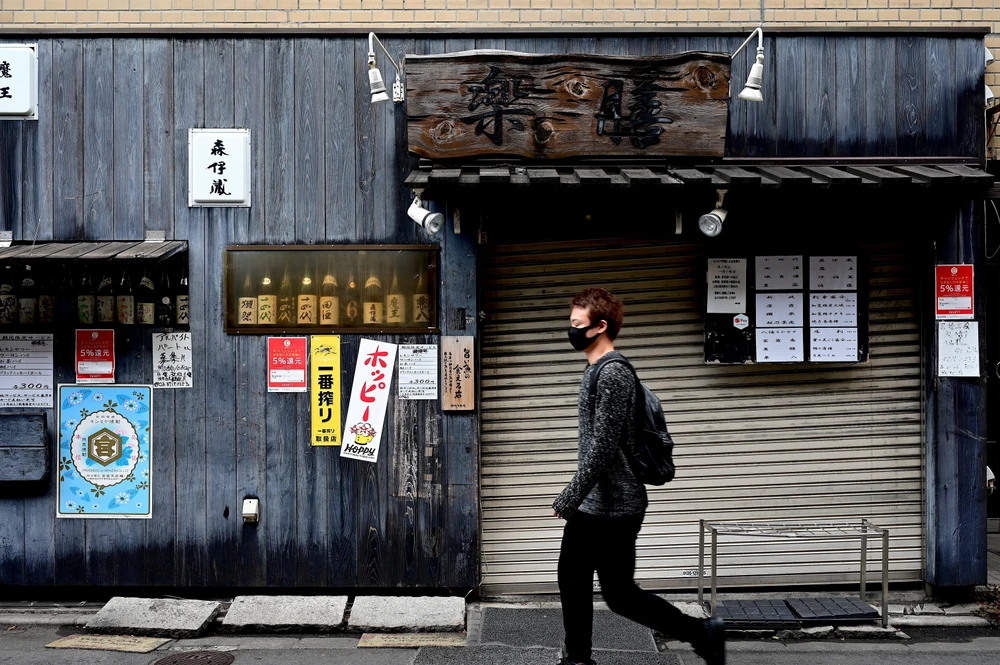 Nhiều nhà hàng phải đóng cửa do dịch COVID-19 tại Tokyo, Nhật Bản, ngày 28/4/2020. (Ảnh: AFP/TTXVN)