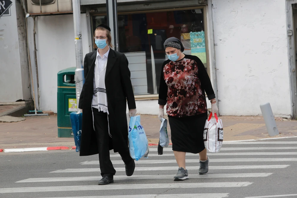 Người dân đeo khẩu trang phòng ngừa lây nhiễm dịch COVID-19 tại thành phố Bnei Brak, Israel ngày 6/4/2020. (Ảnh: THX/TTXVN)