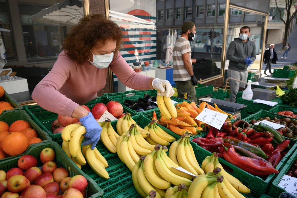 Một chợ đường phố được mở cửa trở lại tại Lausanne, Thụy Sĩ, ngày 27/4/2020. (Ảnh: AFP/TTXVN)