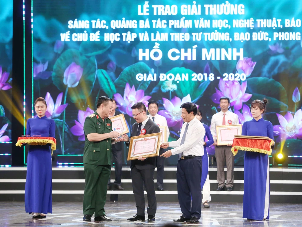 Ban tổ chức trao giải thưởng cho Thông tấn xã Việt Nam. (Ảnh: Phương Hoa/TTXVN)