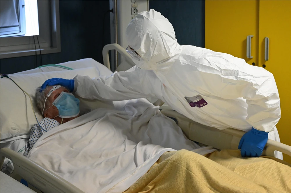 Trong ảnh: Nhân viên y tế chăm sóc bệnh nhân mắc COVID-19 tại một bệnh viện ở Rome, Italy ngày 20/4/2020. (Ảnh: AFP/TTXVN)