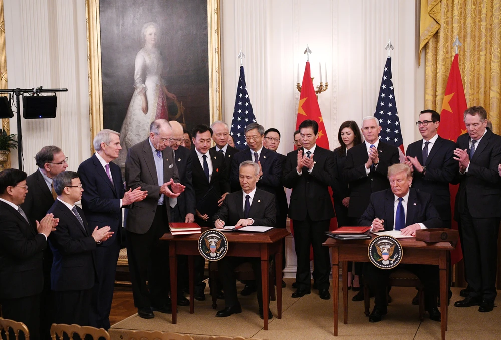 Tổng thống Mỹ Donald Trump (phải, phía trước) và Phó Thủ tướng Trung Quốc Lưu Hạc (trái, phía trước) tại lễ ký thỏa thuận thương mại giai đoạn một ở Washington DC., ngày 15/1/2020. (Ảnh: THX/TTXVN)