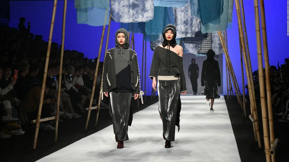 Một show diễn thời trang của nhà mốt Giorgio Armani tại Thượng Hải, Trung Quốc khi chưa xảy ra dịch bệnh viêm đường hô hấp cấp COVID-19. (Nguồn: CNN)
