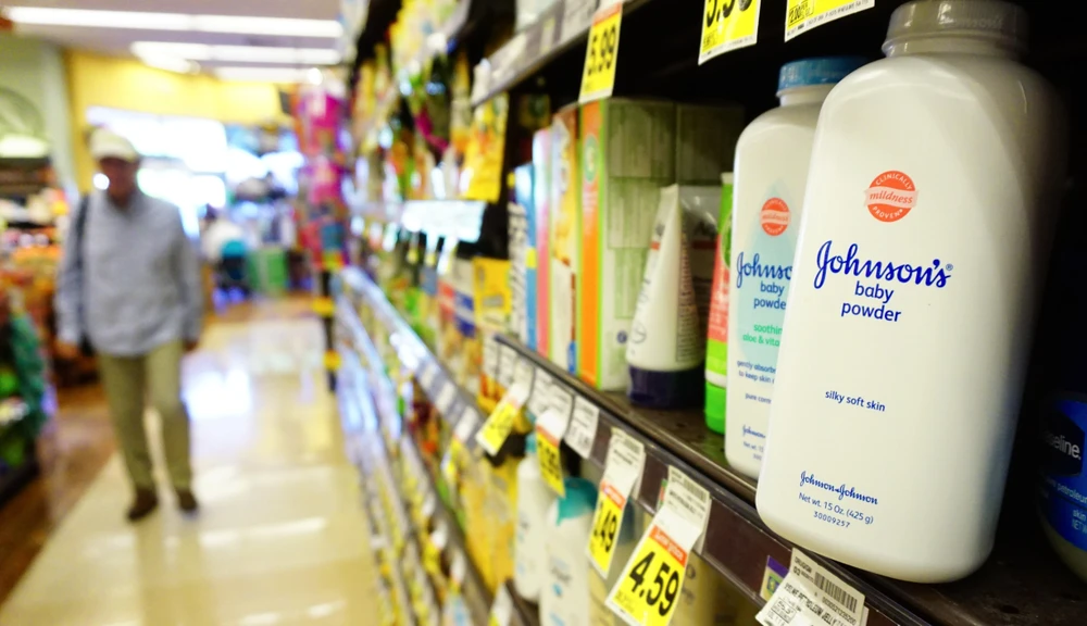 Phấn rôm của Johnson & Johnson được bày bán tại một siêu thị ở lhambra, California, Mỹ năm 2019. (Ảnh: AFP/TTXVN)