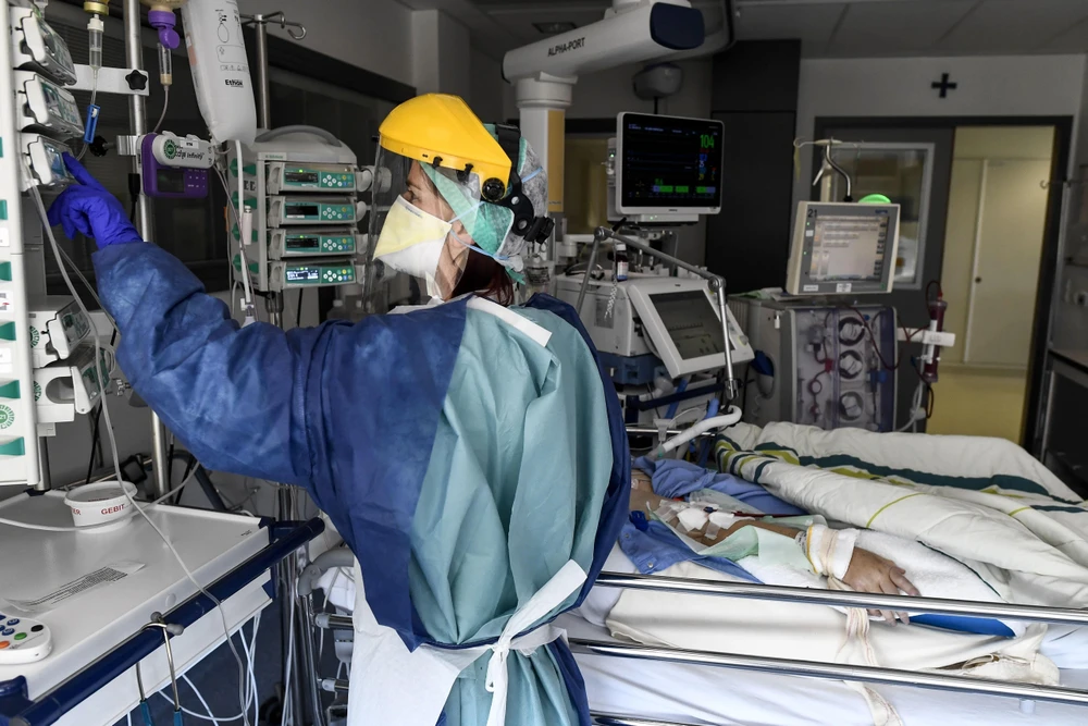 Nhân viên y tế chăm sóc bệnh nhân COVID-19 tại bệnh viện ở Sint-Truiden, Bỉ ngày 17/4/2020. (Ảnh: AFP/ TTXVN)