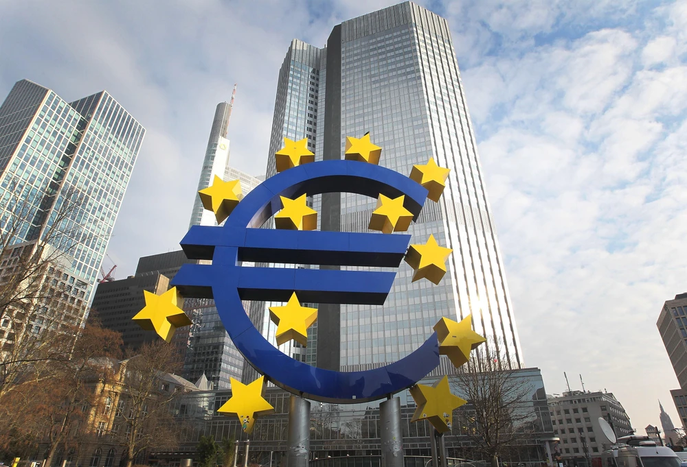 Biểu tượng đồng euro tại Frankfurt, Đức. (Ảnh: AFP/TTXVN)