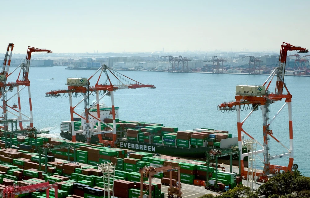 Cảng container quốc tế ở Tokyo, Nhật Bản ngày 18/3/2020. (Ảnh: AFP/TTXVN)
