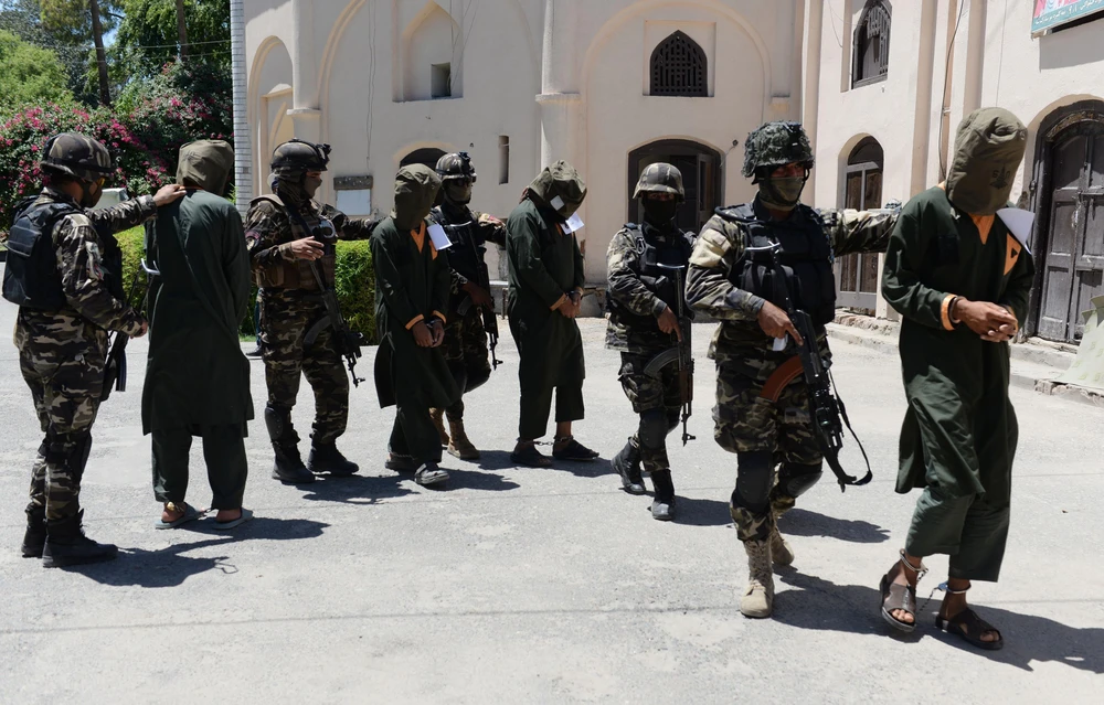 Binh sỹ Afghanistan áp giải các tay súng Taliban bị bắt giữ tại Jalalabad. (Ảnh: AFP/TTXVN)