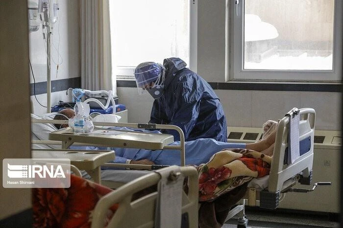 Nhân viên y tế chăm sóc bệnh nhân mắc COVID-19 tại một bệnh viện ở Tehran, Iran. (Ảnh: IRNA/TTXVN)