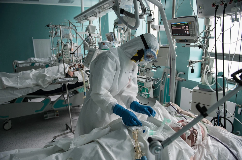 Nhân viên y tế chăm sóc bệnh nhân mắc COVID-19 tại một bệnh viện ở Moskva, Nga ngày 14/5/2020. Ảnh: THX/TTXVN)