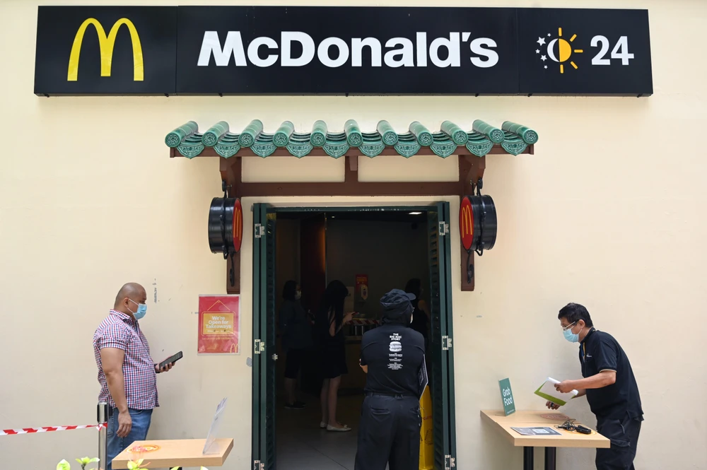 Cửa hàng bán đồ ăn nhanh McDonald tại Singapore mở cửa trở lại phục vụ người dân ngày 11/5/2020. (Ảnh: AFP/TTXVN)