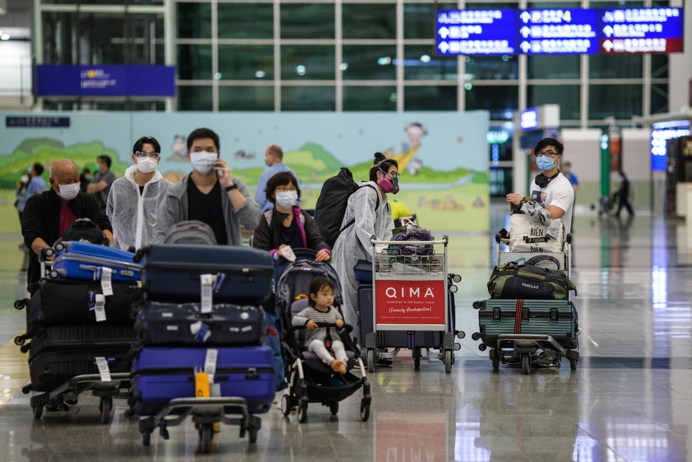 Người dân đeo khẩu trang phòng lây nhiễm COVID-19 tại sân bay ở Hong Kong, Trung Quốc, ngày 24/3/2020. (Ảnh: AFP/TTXVN)