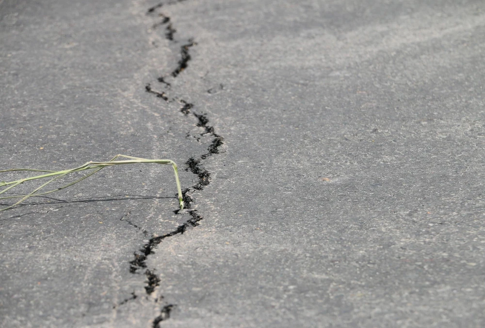 Rạn nứt mặt đường, nguy cơ xảy ra sạt lở trên tuyến Quốc lộ 91, đoạn qua ấp Bình Tân, xã Bình Mỹ, huyện Châu Phú. (Ảnh: Công Mạo/TTXVN)