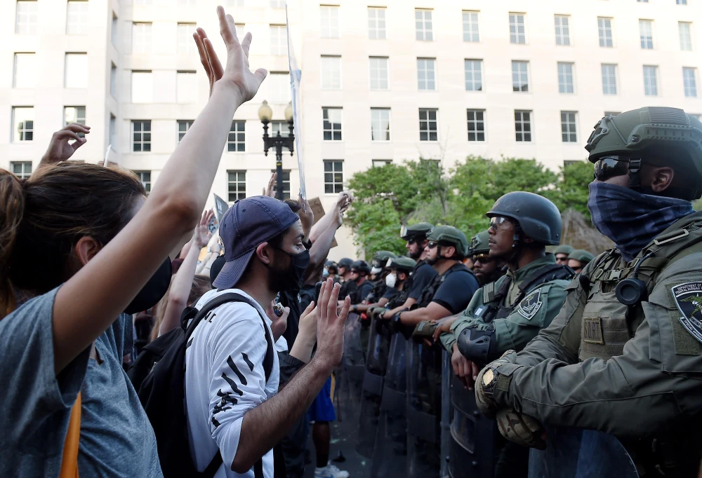 Cảnh sát Mỹ được triển khai gần Nhà Trắng ở Washington DC., ngày 3/6/2020 nhằm ngăn người quá khích trong cuộc biểu tình phản đối phân biệt chủng tộc. (Ảnh: AFP/TTXVN)
