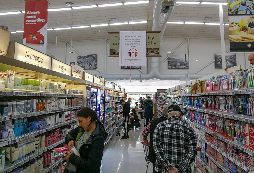 Người dân mua hàng trong siêu thị tại Wellington, New Zealand ngày 4/5/2020. (Ảnh: THX/TTXVN)