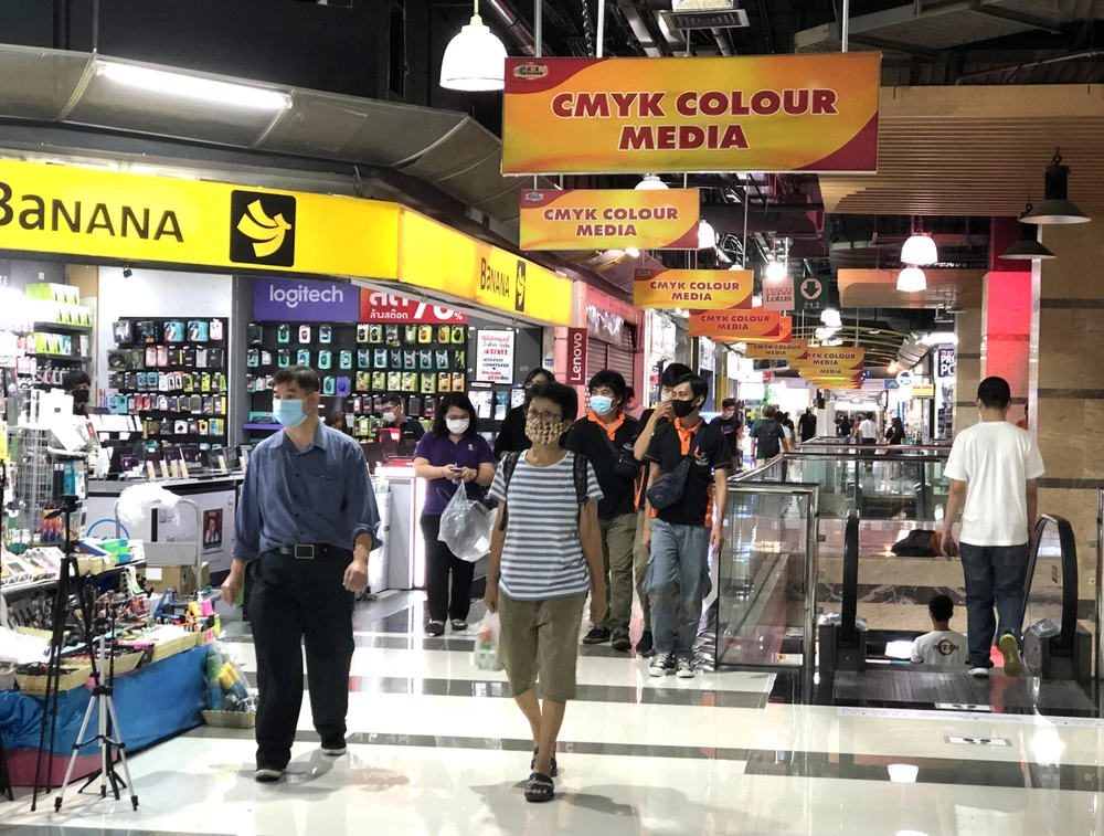 Người dân thủ đô Bangkok đi mua sắm sau khi các biện pháp phong tỏa phòng chống COVID-19 được nới lỏng. (Ảnh: Ngọc Quang/TTXVN)