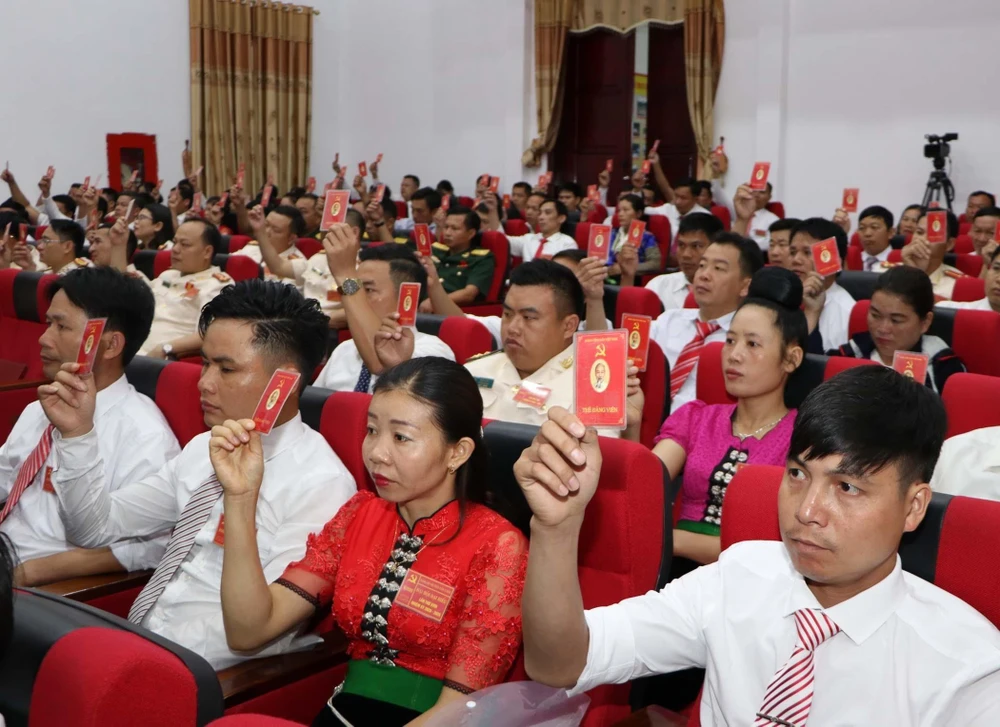 Các đại biểu biểu quyết thông qua Nghị quyết Đại hội tại phiên bế mạc Đảng bộ huyện Tân Uyên khóa XVIII, nhiệm kỳ 2020-2025. (Ảnh: Quý Trung/TTXVN)