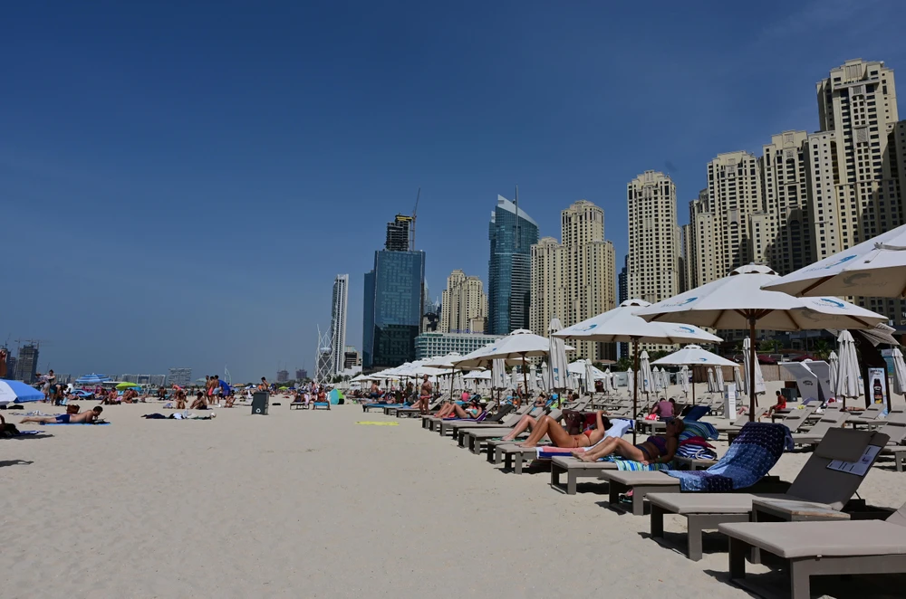 Các khách sạn và khu nghỉ dưỡng của Dubai mở cửa với công suất bị giảm thiểu. (Ảnh: AFP/TTXVN)