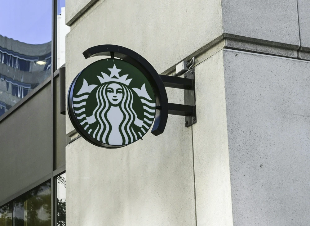 Biểu tượng Starbucks tại một cửa hàng ở Washington, DC, Mỹ. (Ảnh: AFP/TTXVN)