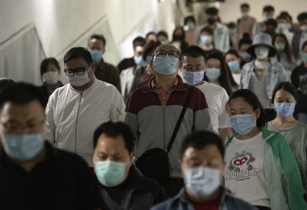 Người dân đeo khẩu trang phòng dịch COVID-19 tại Bắc Kinh, Trung Quốc ngày 12/5/2020. (Ảnh: AFP/TTXVN)