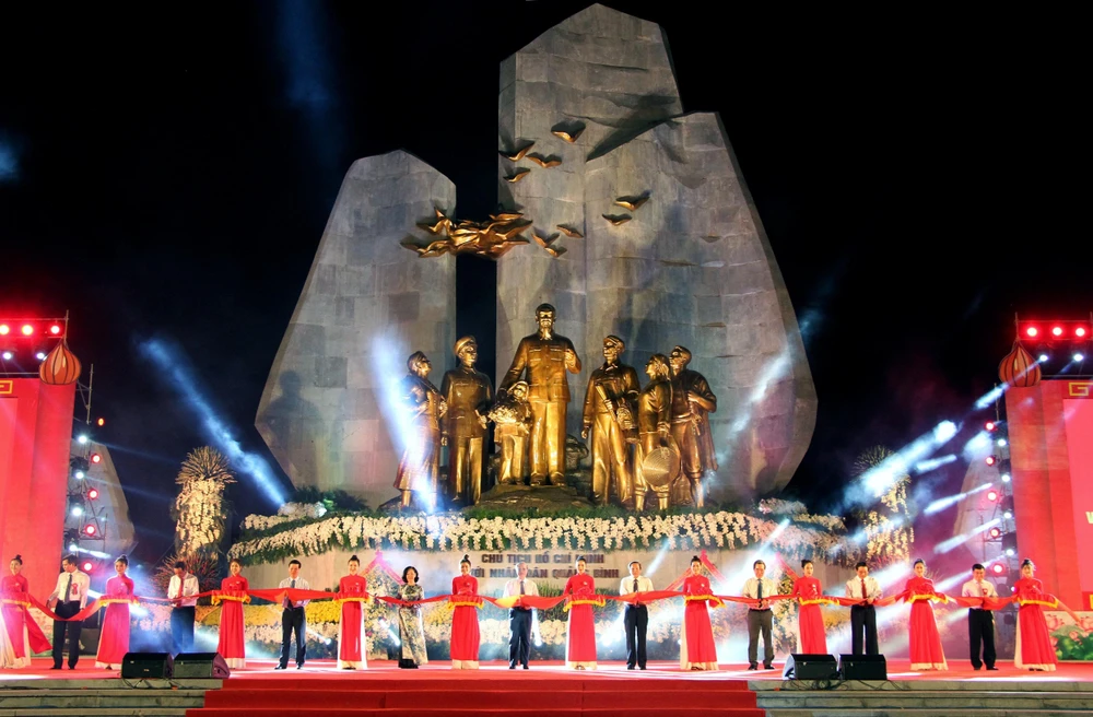 Các đại biểu cắt băng khánh thành Tượng đài Chủ tịch Hồ Chí Minh với nhân dân Quảng Bình. (Ảnh: Văn Tý/TTXVN)
