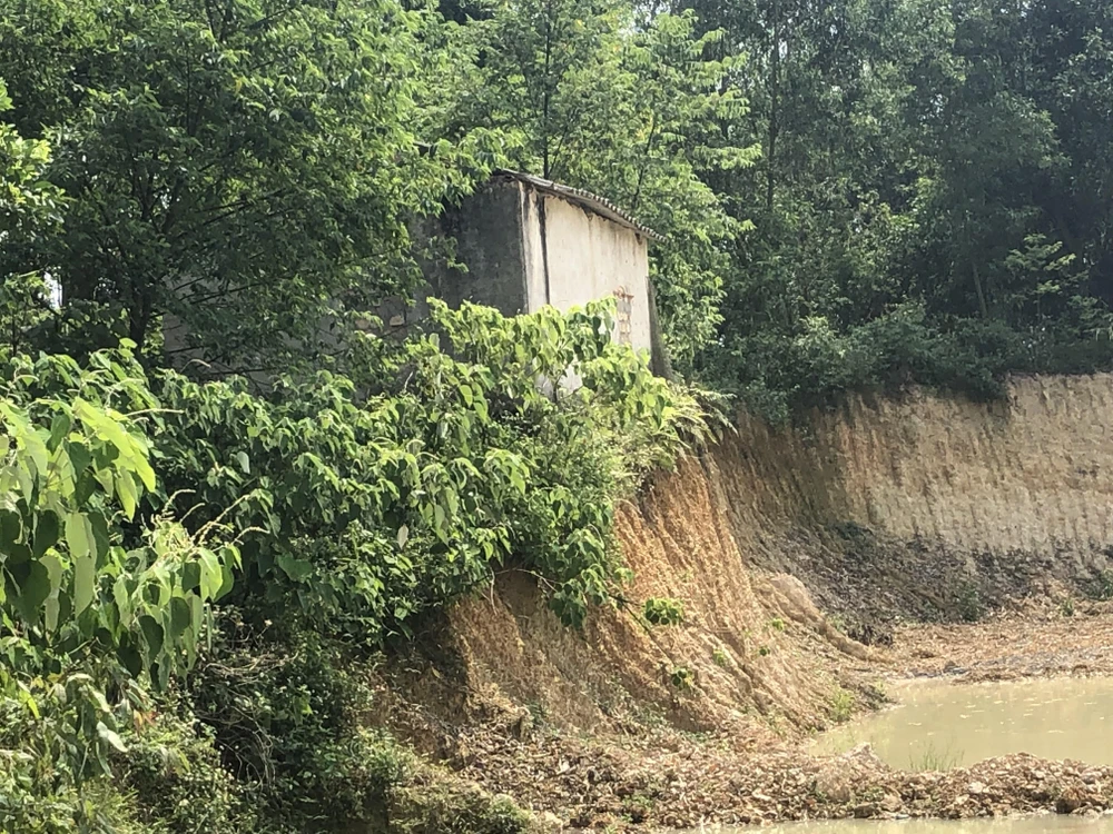 Đất đồi tại xã Phú Sơn đang bị "băm nát." (Ảnh: Nguyễn Văn Cảnh/TXVN)