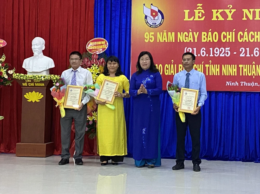Lãnh đạo Hội Nhà báo tỉnh Ninh Thuận trao giải cho các tác giải đạt giải báo chí tỉnh Ninh Thuận lần thứ XIII năm 2019. (Ảnh: Công Thử/TTXVN)