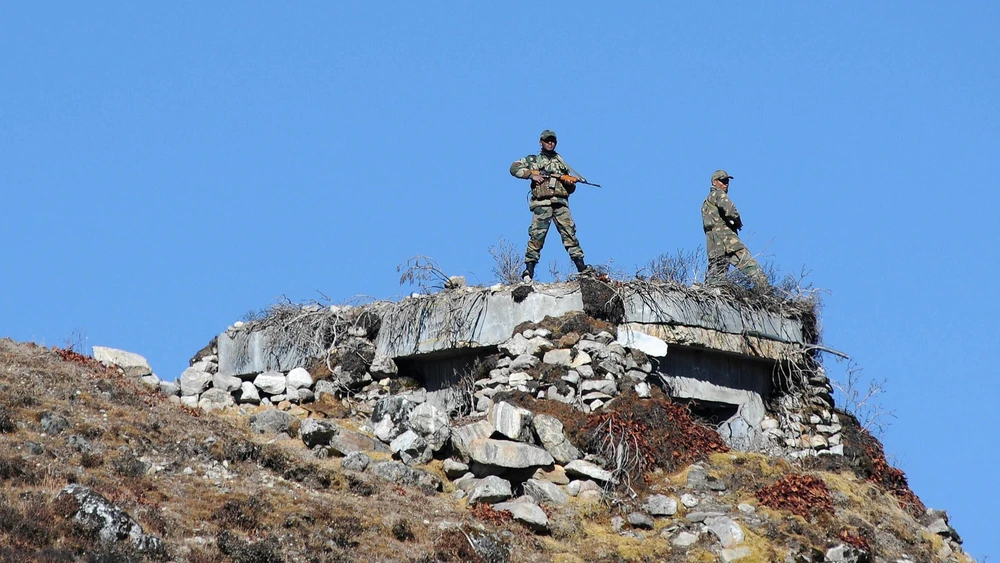 Binh sỹ Ấn Độ tuần tra tại khu vực biên giới với Trung Quốc ở bang Arunachal Pradesh (Ấn Độ). (Ảnh: AFP/TTXVN)