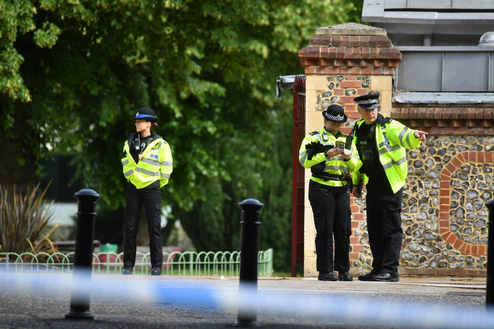 Cảnh sát điều tra gần hiện trường vụ đâm dao ở thành phố Reading, Anh ngày 20/6/2020. (Ảnh: AFP/TTXVN)