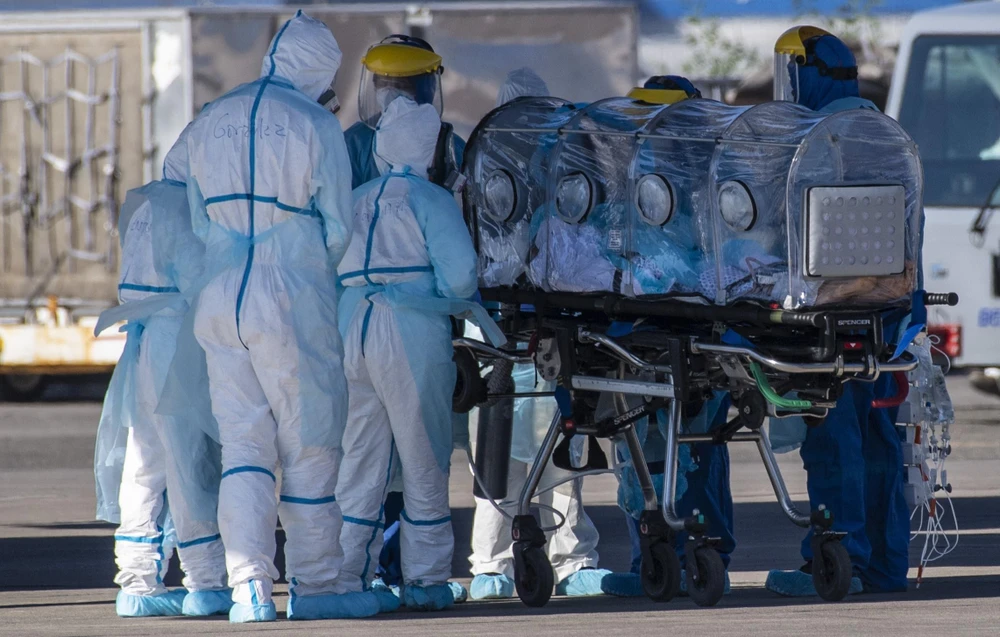 Nhân viên y tế chuyển bệnh nhân COVID-19 tới bệnh viện tại Santiago, Chile, ngày 24/5/2020. (Ảnh: AFP/TTXVN)