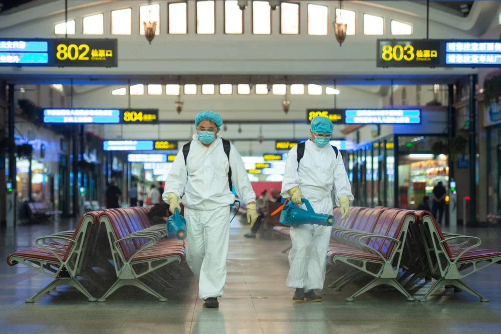 Phun thuốc khử trùng nhằm ngăn chặn sự lây lan của dịch COVID-19 tại một nhà ga ở Bắc Kinh, Trung Quốc. (Ảnh: THX/TTXVN)
